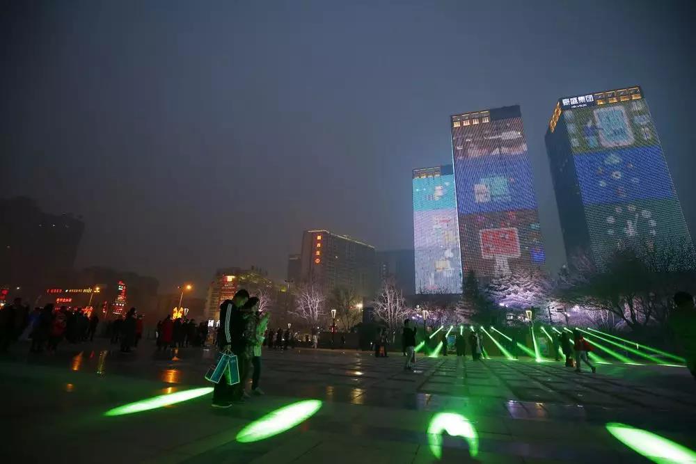 信達(dá)電通—西安高新區(qū)延平門北廣場(chǎng)燈光秀